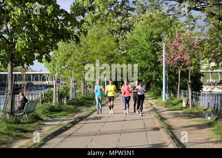 Junge Leute joggen entlang der Allées des Cygnes in der Nähe des Pont de Bir-Hakeim und Seine im Frühjahr in Paris Frankreich Europa KATHY DEWITT Stockfoto