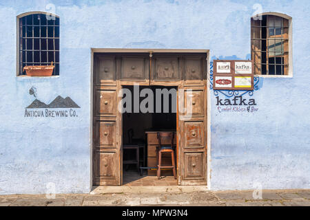 Antigua, Guatemala - Dezember 6, 2016: architektonisches Detail im malerischen Haus im Kolonialstil in Antigua, Guatemala. Stockfoto