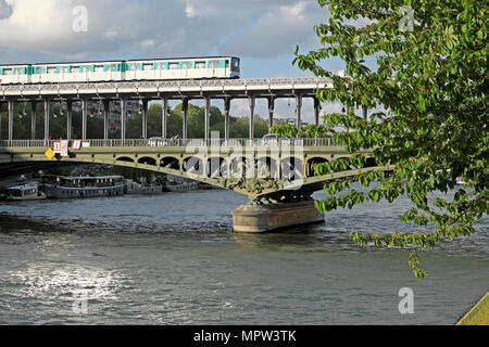 Anzeigen von Pont de Bir-hakeim Brücke früher Passy aus der Île aux Cygnes zwei Brücken über den Fluss Seine in Paris Frankreich Europa KATHY DEWITT Stockfoto