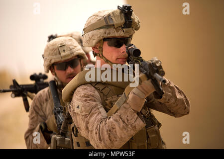 Die Forward Operating Base Gerber ist ein US-Militärgelände in Kuwait, das für Feldübungen genutzt wird. Am 14. April 2017 führten Marines der India Company, 3rd Battalion, 6th Marine Regiment, 24th Marine Expeditionary Unit, während einer Fortpflanzungstraining-Evolution Scheinpatrouillen- und Compound-Räumungsübungen durch. Das Archivbild zeigt einen Schützen, der während der Übung als Point man für sein Feuerwehrteam diente. Stockfoto