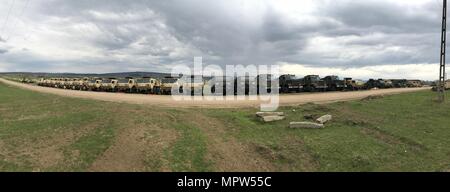 CINCU, Rumänien – Soldaten von der South Carolina Army National Guard, 122. Pionierbataillon 59. Truppe-Befehl, der United States Army Reserven, 702. horizontale Ingenieur-Unternehmen, 844th Engineer Battalion, 926th Ingenieur-Brigade und die rumänische Land-Kräfte inszeniert engineering Fahrzeuge und Geräte in Vorbereitung für den Einsatz während der Resolute Burg 2017 zur Unterstützung der Operation Atlantic zu beheben. Stockfoto