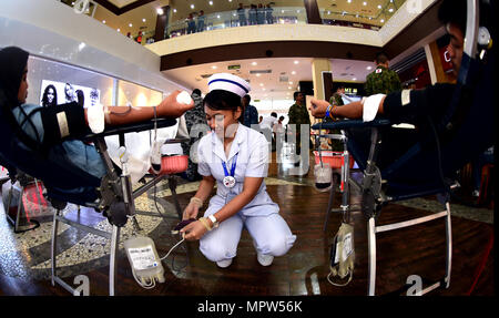 170416-N-QV906-099 KUCHING, Malaysia (16. April 2017) A Nurse Practitioner aus Sarawak allgemeine Krankenhaus Blutbank überprüft den Fortschritt des Spenders Probe während eine Blutspendeaktion am Plaza Merdeka als Teil des Pazifischen Partnerschaft 2017 Kuching, Malaysia, April 16.  Pacific Partnership ist die größte jährliche multilaterale humanitäre Hilfe und Katastrophenschutz Bereitschaft Hilfsmission in Indo-Asien-Pazifik und zielt darauf ab, regionale Koordination in den Bereichen medizinische Eignung und Bereitschaft für natürliche und vom Menschen verursachte Katastrophen zu verbessern durchgeführt. (Foto: U.S. Navy Mass Communication Specialist 1. Cl Stockfoto