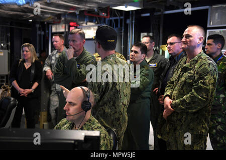 SUPPORT FACILITY DEVESELU, Rumänien (11. April 2017) Cmdr. Jonathan Lipps (Mitte), kommandierender Offizier Aegis an Land Raketenabwehrsystem (AAMDS), Slips Commander, U.S. Air Forces in Europa und US Air Forces in Afrika; Commander Allied Air Command; und Direktor, Joint Air Power Competency Center, Kalkar, Deutschland Gen. Tod D. Wolters (links, Mitte) und Generalleutnant Laurian Anastasof (Rechts, Mitte), Leiter der rumänischen Luftstreitkräfte, innen AAMDS Combat Information Center. NSF Deveselu spielt eine wichtige Rolle bei der Abwehr ballistischer Flugkörper in Osteuropa. Die Operationen der Installation aktivieren die Responsiv Stockfoto