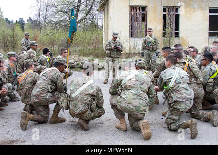 Sgt. 1. Klasse Stephanie Cazares, Senior Instructor für die 7th Army Training Befehl Basic-Kurs an der Yavoriv Combat Training Center auf dem internationalen Friedens und der Sicherheit in der Ukraine, Schriftsatz Soldaten der 45th Infantry Brigade Combat Team, die den BLC-Kurs, bevor sie ihr Land Navigation Test am 15. April beginnen. (Foto von Sgt. Anthony Jones, 45th Infantry Brigade Combat Team) Stockfoto