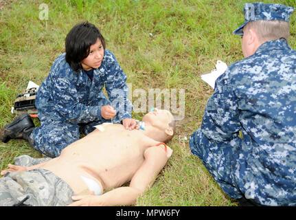 SAN ANTONIO (12. April 2017) Hospital Corpsman 2. Klasse Diana Mendoza De Saenz, ein Hospital Corpsman 'A' Lehrer am Marine Medizin Training Support Center (NMTSC), erklärt ein Eilverfahren in der letzten Übung natürlich ein "Train the Trainer" Tactical Combat Casualty Care (TCCC) im Joint Base San Antonio - Fort Sam Houston, Texas. Folgenden zwei Wochen Training, NMTSC, Stand auf ihren eigenen TCCC Zertifizierungskurs um anstehenden Veränderungen für das Hospital Corpsman "A"-School-Curriculum zu unterstützen, die die TCCC Ausbildung umfassen wird. (U.S. Navy Photo von Masse Kommunikation S Stockfoto