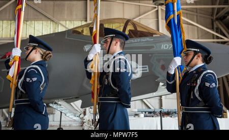 Jack Conklin und Team Eglin Ehrengarde Mitglieder sind bereit, in den Farben bei der 33. Kämpfer-Flügel Wechsel der Befehl Zeremonie auf der Eglin Air Force Base, Florida, 13.April bringen.  Kol. Lance Pilch aufgegeben Befehl des Training Flügels zu Oberst Paul Moga.  (U.S. Air Force Photo/Samuel King Jr.) Stockfoto