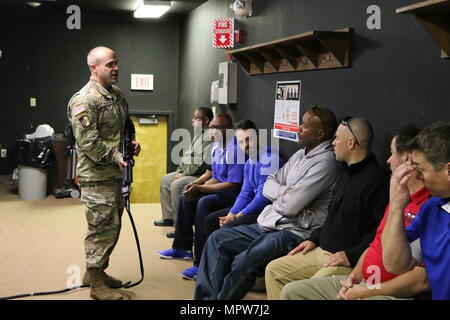 Staff Sgt Russell Fiske Slips Pädagogen aus New Castle County auf dem Engagement Skills Trainer, wo sie m-16 Feuer, den Feind in verschiedenen simulierten Szenarien an der River Road Training Site auf Mittwoch, 12. April 2017 zu engagieren.  (US Army National Guard Foto von 2nd Lt. Wendy Callaway). Stockfoto