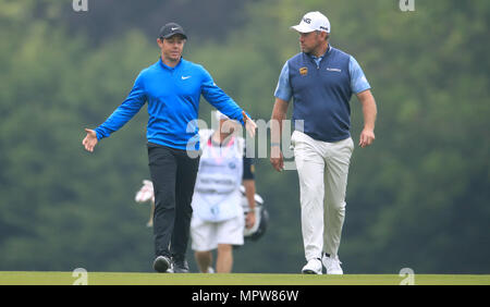 Von Nordirland Rory McIlroy (links) und der Engländer Lee Westwood zu Fuß bis zum 18. Tag eines der BMW PGA Championship 2018 bei Wentworth Golf Club, Surrey. Stockfoto