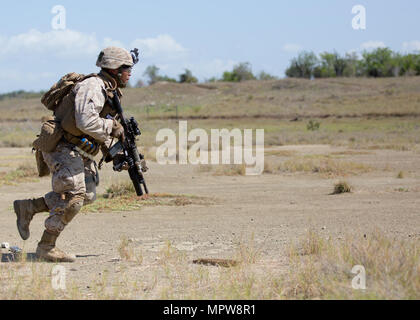 Us Marine Lance Cpl. Travon C. Braun, ein Rifleman, mit 3.BATAILLON, 2d Marine Regiment, 2nd Marine Division (2d MARDIV) Fortschritte in Richtung zu den Feind während einer Übung Patrouillieren an Hicacal Rang Training Service am U.S. Naval Station Guantanamo Bay auf Kuba am 11. April 2017. CBAF, Kontinental-USA Alert Kraft beruht, ist ein Programm, das eine skalierbare und leistungsfähige Detail auf Notfälle auf der ganzen Welt in Verbindung mit anderen Einheiten innerhalb von 96 Stunden zu reagieren. Stockfoto