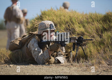 Us Marine Corps Lance Cpl. Bently Josua, ein Rifleman, mit 3Rd Battalion, 2nd Marine Regiment, 2d Marine Division (2d MARDIV) bietet Abdeckung bei einem Manöver unter Feuer an Hicacal Rang Training Service am U.S. Naval Station Guantanamo Bay auf Kuba am 11. April 2017 improvisiert. CBAF, Kontinental-USA Alert Kraft beruht, ist ein Programm, das eine skalierbare und leistungsfähige Detail auf Notfälle auf der ganzen Welt in Verbindung mit anderen Einheiten innerhalb von 96 Stunden zu reagieren. Stockfoto