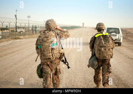 Soldaten-Vorstoß in Richtung der Ziellinie des 1st Sustainment Command (Theater) besten Krieger Wettbewerb 10-Meile Ruck März im Camp Arifjan, Kuwait 16. April 2017.  (US Armee-Foto von Sgt. Christopher Bigelow) Stockfoto