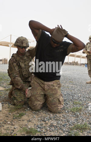 Sgt. Brett Jones, mit dem 300. Sustainment Brigade, sucht einen mock Häftling während des 1. Sustainment Command (Theater) besten Krieger Wettbewerbs im Camp Arifjan, Kuwait, 15. April 2017. (US Army Photo by Staff Sgt Dalton Smith) Stockfoto