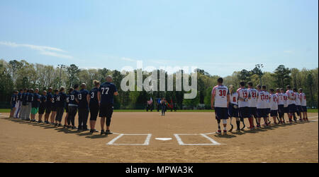 Die verwundeten Krieger Amputee Softball Team stand mit den Newport News Polizei und Feuerwehr während dem Spielen der Nationalhymne am WWAST Spiel in Newport News, Virginia, 15. April 2017. Die WWAST besteht aus Veteranen und Aktiv-Mitglieder, die Gliedmaßen verloren haben, während im Militär seit dem 11. (U.S. Air Force Foto/Airman 1st Class Kaylee Dubois) Stockfoto