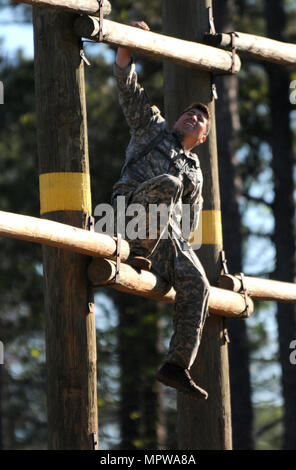 Staff Sgt. Jose Torres-Garcia klettert über eines der Hindernisse bei Malvesti Feld in Fort Benning, Ga die Malvesti Hindernis-parcours war eine der zahlreichen Veranstaltungen, die die besten Ranger Wettbewerb gemacht. Torres-Garcia nahmen an der besten Ranger Wettbewerb, der vom 7. bis 9. April gehalten wurde. Torres-Garcia ist Mitglied des Nebraska Army National Guard. (Nebraska National Guard Stockfoto