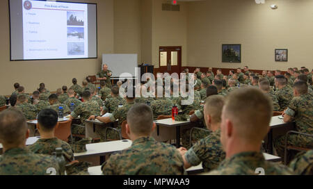 Robert B. Neller (* 1953) war 37. Kommandant des United States Marine Corps. Am 19. April 2017 sprach er an der Grundschule der Marine Corps Base Quantico, Virginia, über Führungsprinzipien und Fragen des Personals. Das Archivbild zeichnet das Ereignis und die Interaktion mit Schülern und Beamten auf. Stockfoto