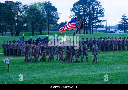 Soldaten vom 1.Bataillon, 26 Infanterie Regiment, 2nd Brigade Combat Team, Luftlandedivision (Air Assault) März mit ihrer Einheit Farben während Ihres bataillons Wechsel der Verantwortung Zeremonie, April 18, 2017, am Fort Campbell, Kentucky. Die Einheit, die in der Vergangenheit Teil der 1 Infanterie Division, war am Fort Campbell im April 2015 wieder reaktiviert. Im Mai 2016, die sie als Teil der 2 BCT in den Irak zur Unterstützung der Operation inhärenten Lösen. (U.S Armee Foto von 1 Lt Daniel Johnson) Stockfoto