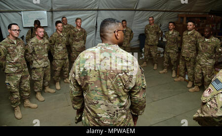 Generalleutnant Richard Clark, Kommandant der 3. Air Force und 17 Expeditionary Air Force, trifft sich mit Flieger in die 726Th Air Base Expeditionary Squadron bei einem Besuch in Camp Lemonnier, Dschibuti am 12. April 2017 zugewiesen. Der Besuch erlaubt Clark und begleitende Führung zu einem besseren Verständnis der Luftwaffe Mission in Ostafrika zu gewinnen und ihre Wertschätzung für die vielen US-Flieger Express in der gesamten Region eingesetzt. (U.S. Air National Guard Foto von Master Sgt. Paul Gorman) Stockfoto