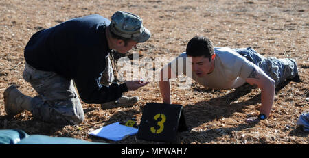 Staff Sgt. Jose Torres-Garcia funktioniert Push-ups als Ranger Ausbilder hält zählen in Fort Benning Ga Torres-Garcia im besten Ranger Wettbewerb, der vom 7. bis 9. April gehalten wurde, teilgenommen. Torres-Garcia, Mitglied des Nebraska Army National Guard, war Mannschaftskameraden mit anderen Nebraska Gardisten, Staff Sgt. Nathan Neuvirth. (Nebraska National Guard Stockfoto