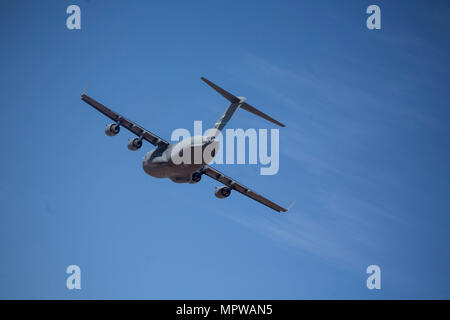 Die Boeing C-17 Globemaster III ist ein strategisches Lufttransportflugzeug für den Transport von Truppen und Ausrüstung. Das Archivbild dokumentiert koordinierte Anflugmanöver mit einem Marine Air Traffic Control Mobile Team während der WTI 2-17 in Yuma, Arizona am 19. April 2017. Stockfoto