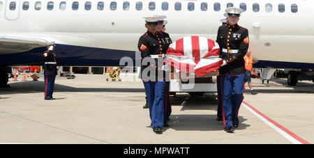 Gunnery Sgt. Melvin G. Ashley, Escort, Beerdigung Detail, Marine Corps Logistikstandort Albany, GA, begrüßt als Marines die Überreste der gefallenen Marine PFC-tragen. James O. Whitehurst zu einem Warten auf leichenwagen auf dem Tallahassee Flughafen Tallahassee, Fla., April 11. Whitehurst wurde in der Tätigkeit in der Schlacht von Tarawa während des Zweiten Weltkrieges, Nov. 20, 1943 getötet. 2015 In einer privaten, gemeinnützigen Organisation, Geschichte Flug bekannt ausgegraben, was geglaubt wird, Friedhof 27 auf der Insel Betio, Tarawa und brachte die Überreste von mehreren Personen, von denen einer Whitehurst. Stockfoto