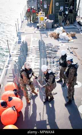 POHANG, Republik Korea (11. April 2017) - Segler aus Amphibischen Bau Bataillon 1 und ROK Seabees von Naval Mobile Konstruktion Bataillon 2 Anker im Betrieb Pazifik erreichen Übung 2017 (OPRex 17). 17 OPRex ist eine bilaterale Schulungsveranstaltung entwickelt, Bereitschaft zu gewährleisten und die ROK-U.S. sustain Allianz durch die Ausübung einer Bereich Distribution Center (ADC), ein Air Terminal Stromanschluss (Atsp), Kombinierte Joint Logistics Über das Ufer (CJLOTS) und der Nutzung der Schiene, Binnenwasserstraßen, und heben Sie die Küste, die für die operative erreichen Konzept zu validieren. Stockfoto