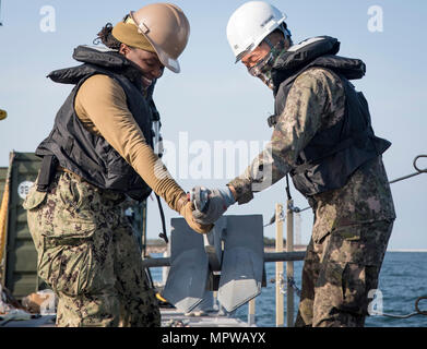 POHANG, Republik Korea (11. April 2017) - Segler aus Amphibischen Bau Bataillon 1 und ROK Seabees von Naval Mobile Konstruktion Bataillon 2 Anker im Betrieb Pazifik erreichen Übung 2017 (OPRex 17). 17 OPRex ist eine bilaterale Schulungsveranstaltung entwickelt, Bereitschaft zu gewährleisten und die ROK-U.S. sustain Allianz durch die Ausübung einer Bereich Distribution Center (ADC), ein Air Terminal Stromanschluss (Atsp), Kombinierte Joint Logistics Über das Ufer (CJLOTS) und der Nutzung der Schiene, Binnenwasserstraßen, und heben Sie die Küste, die für die operative erreichen Konzept zu validieren. Stockfoto