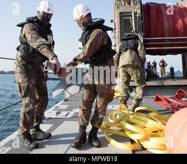 POHANG, Republik Korea (11. April 2017) - Segler aus Amphibischen Bau Bataillon 1 und ROK Seabees von Naval Mobile Konstruktion Bataillon 2 Anker im Betrieb Pazifik erreichen Übung 2017 (OPRex 17). 17 OPRex ist eine bilaterale Schulungsveranstaltung entwickelt, Bereitschaft zu gewährleisten und die ROK-U.S. sustain Allianz durch die Ausübung einer Bereich Distribution Center (ADC), ein Air Terminal Stromanschluss (Atsp), Kombinierte Joint Logistics Über das Ufer (CJLOTS) und der Nutzung der Schiene, Binnenwasserstraßen, und heben Sie die Küste, die für die operative erreichen Konzept zu validieren. Stockfoto