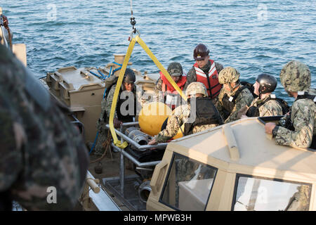 POHANG, Südkorea (11. April 2017) – Segler aus Beachmaster Einheit 1 und ROK Seabees von Naval Mobile Bau-Bataillon 2 sichern die Strand-Auswerteeinheit für die amphibische Bulk Liquid Transfer System auf die leichtere amphibische erneute Lieferung Frachtfahrzeug während Operation Pazifik erreichen Übung 2017 (OPRex17). OPRex17 ist eine bilaterale Fortbildungsveranstaltung zur Bereitschaft zu gewährleisten und aufrechtzuerhalten der ROK-US-Allianz durch die Ausübung ein Bereich Distribution Center (ADC), ein Air Terminal liefern Punkt (AZP), kombinierte gemeinsame Logistik Over-the-Shore (CJLOTS), und die Nutzung der Schiene, Binnenschifffahrt, Stockfoto