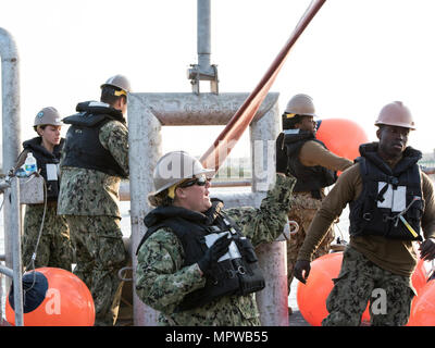 POHANG, Südkorea (11. April 2017) – Segler aus amphibischen Bau-Bataillon 1 und ROK Seabees von Naval Mobile Bau-Bataillon 2 Bereitstellen der Schlauch für die amphibische Bulk Liquid Transfer System während der Operation Pazifik erreichen Übung 2017 (OPRex17). OPRex17 ist eine bilaterale Fortbildungsveranstaltung zur Bereitschaft zu gewährleisten und aufrechtzuerhalten der ROK-US-Allianz durch die Ausübung einer Bereich Distribution Center (ADC), ein Air Terminal liefern Punkt (AZP), kombiniert gemeinsame Logistik Over-the-Shore (CJLOTS) und die Verwendung von Schiene, Binnengewässer und Küsten Liftbetrieb um die Operation zu bestätigen Stockfoto