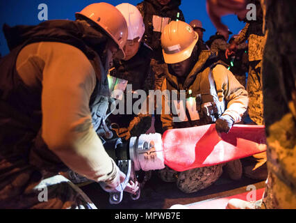 POHANG, Südkorea (11. April 2017) – Segler aus amphibischen Bau-Bataillon 1 und ROK Seabees von Naval Mobile Bau-Bataillon 2 Schläuche legen gemeinsam für die amphibische Bulk Liquid Transfer System bei Operation Pazifik erreichen Übung 2017 (OPRex17). OPRex17 ist eine bilaterale Fortbildungsveranstaltung zur Bereitschaft zu gewährleisten und aufrechtzuerhalten der ROK-US-Allianz durch die Ausübung einer Bereich Distribution Center (ADC), ein Air Terminal liefern Punkt (AZP), kombiniert gemeinsame Logistik Over-the-Shore (CJLOTS) und die Verwendung von Schiene, Binnengewässer und Küsten Liftbetrieb um die Op zu überprüfen Stockfoto