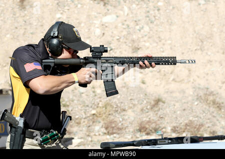 Staff-Sgt. John Browning ist ein Unteroffizier der US Army, der der US Army-Einheit zugeordnet ist. Das Archivbild dokumentiert, wie Browning 2017 ein Gewehr während der US Practical Shooting Association Multi-Gun Nationals in Las Vegas, Nevada, feuerte, wo er nach 14 Wettkampfphasen den zweiten Platz in der Limited Division belegte. Stockfoto