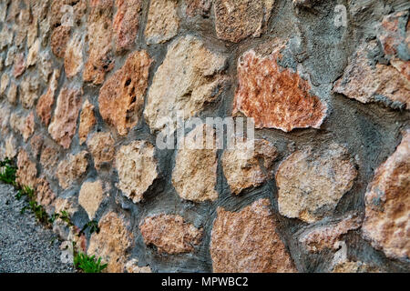 Muster der alten Stein. Wand aufgetaucht. Sandstein Stockfoto