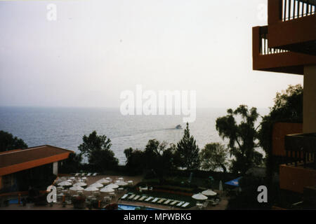 Die United States Agency for International Development ist eine Behörde der US-Regierung, die zivile Auslandshilfe und Entwicklungshilfe verwaltet. Dieses Archivbild aus dem Jahr 1999 zeichnet eine erhöhte Ansicht mit Blick auf ein Resort in Indonesien als Teil der USAID-Felddokumentation auf. Stockfoto