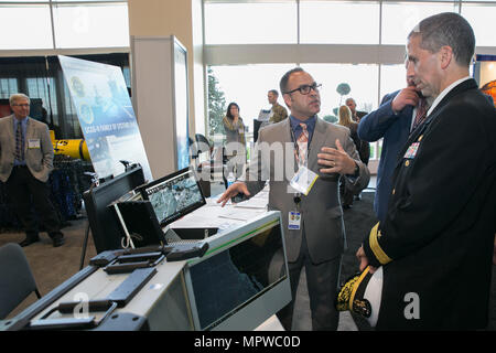 170404-N-RP435-023 NATIONAL HARBOR, MD., (4. April 2017) Herr Paul Baggerly, leitender Ingenieur und Trainer für die Marine der Intelligenz Handgepäck Programm (ICOP), bietet eine Demonstration des ICOP Systems für Programm Executive Officer Rear Admiral Carl Chebi, Programmbefehl Executive Office, Kontrolle, Kommunikation, Computer und Intelligenz (PEO C4I) und PEO Raumfahrtsysteme Navy League Sea-Air-Space Symposium. ICOP bietet einen konsolidierten Überblick über Intelligenz, Überwachung und Aufklärung Quellen Lageübersicht für Expeditionskorps zu verbessern. PEO C4I, PEO Raum und Partner progr Stockfoto