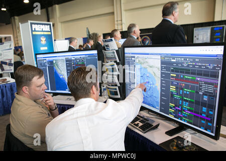 170404-N-RP 435-028 National Harbor, MD., (4. April 2017) Dave Kellmeyer (rechts), Decision Support Business Manager, Raum und Naval Warfare Systems Center Pazifik zeigt Kapitän Andrew Biehn (links), große Programm Manager für Aegis Flotte Bereitschaft bei Programm Executive Office für integrierte Systeme, wie die Maritime Kriegsführung Tactical Command und Control (MTC 2) System nimmt verschiedene Daten aufzeichnen und konsolidiert sie in einem interaktiven Dashboard Kommandeure in die Beschleunigung der Entscheidungsprozesse im betrieblichen Umfeld zu unterstützen. MTC2 war auf Anzeige an der Marine Liga Sea-Air-Space Ausstellung und wird b Stockfoto