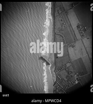 RFA-tanker Olcades, Strände nach einem hohen Spring Tide und massive Gales, Walcot, Norfolk, 1953. Artist: Raf Fotograf. Stockfoto