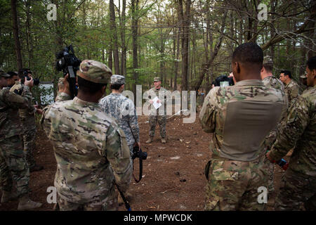 US Army 2nd Lt. Bradly Styers, zugeordnet der 55. Signal Company (Combat Camera), Schriftsätze Konkurrenten über den Hindernis-Parcours im Rahmen der 2017 5. jährlichen SPC Hilda I. Clayton am besten bekämpfen Kamera (COMCAM)-Wettbewerbs am Fort A.P. Hill, VA., 18. April 2017. Die Hindernis-Parcours erfolgt am zweiten Tag der Spc. Hilda I. Clayton besten COMCAM Wettbewerb, die entworfen, um Selbstvertrauen und Teamwork zu bauen, indem Sie Mitglieder aus ihrer Komfortzone.  Die Hindernis-Parcours ist die vierte Veranstaltung des Wettbewerbs, in dem zweier-Teams während einer einwöchigen Veranstaltung konkurrieren, die ihre p testet Stockfoto