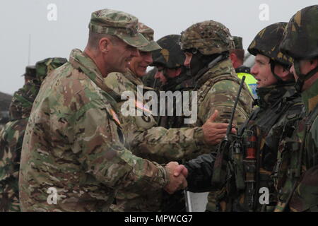 US-Generalmajor John Gronski, stellvertretender Kommandierender general für die Army National Guard und US Major General Benjamin Corell, stellvertretender Kommandeur der NATO multinationale Division Süd-Ost, Bukarest, Rumänien, amerikanischen und rumänischen Soldaten zu begrüßen, wenn sie ein scharfer Munition Übung am Smardan Übungsgelände am 20. April 2017 erreichen. Die Übung präsentiert den Zusammenhalt der amerikanischen und rumänischen Truppen während der Operation Atlantic zu beheben, eine NATO-Mission, an denen die USA und ihre europäischen Verbündeten und Partner in einer gemeinsamen Anstrengung zur Stärkung der Bande der Freundschaft und Aggression in Europa zu verhindern. (Foto: Armee P Stockfoto