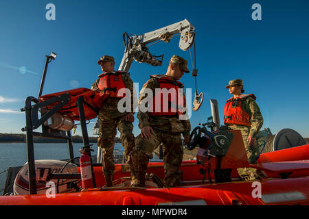 Eine Besatzung von US Armee-Reserve-Soldaten aus dem 949th Transport-Unternehmen, eine Einheit, die spezialisiert auf Jetboote Operationen, Fracht und Wasserfahrzeug Engineering, posieren mit einem hydraulischen Kran und ein Rettungsboot für eine Reihe von Porträts und Bilder Darstellung ihre militärische Besetzung Spezialitäten an Bord ein Logistik-Unterstützung-Schiff in Baltimore, Maryland, am 7. und 8. April 2017. Die Soldaten sind Spc. Dylan Nice, Spc. Huy Dinh und Spc. Angelina Utanes. Hinweis: Für die Zwecke dieses Foto-Shooting ist Utanes den Rang eines Sergeant auf ihrer Uniform tragen. (Foto: US Army Reserve Master Sgt. Michel Sauret) Stockfoto