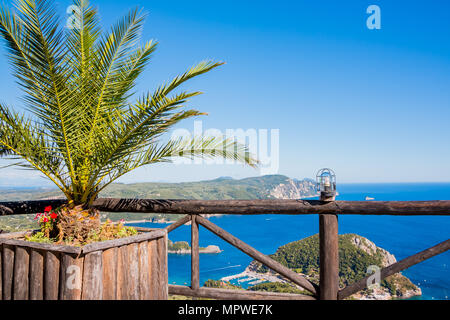 Blick auf die Bucht und den Strand Paleokastritsa mit Blumen, Palmen und blaues Meer Wasser auf der Insel Korfu, Griechenland. View Point in Lakones. Platz kopieren Stockfoto