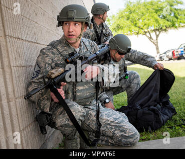 Master Sgt. Shane Zugai, 96 Sicherheitskräfte Squadron, Uhren des Gebäudes während eines aktiven shooter Übung in Eglin Air Force Base, Fla., April 11. Ziel der Übung war es, das Wissen des Menschen und die Reaktion an der aktiven shooter Speicherort, und wählen Sie die Option Sperrmodus Standorten zu bewerten. Stockfoto