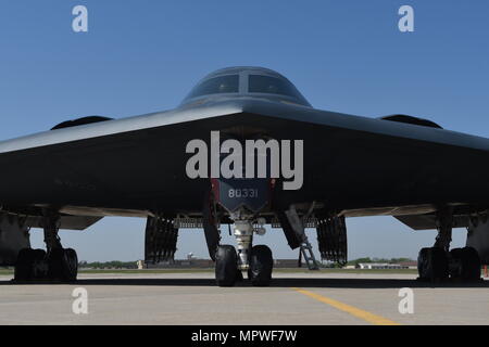 B-2A Spirit 88-0331 ist ein Tarnbomber der Northrop Grumman B-2 Spirit, der dem 509th Bomb Wing unter dem Global Strike Command der Air Force unterstellt ist. Das Archivbild dokumentiert das Flugzeug Spirit of South Carolina, das am 11. April 2017 während eines Besuchs im Zusammenhang mit Programmunterstützung und Software-Upgrades auf der Rampe auf der Tinker Air Force Base in Oklahoma geparkt wurde. Stockfoto