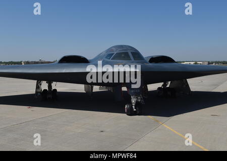 Northrop Grumman B-2A Spirit ist ein strategischer Tarnbomber der United States Air Force, der für Langstreckenangriffe und nukleare Abschreckung entwickelt wurde. Das Archivbild zeigt die Flugzeuge 88-0331, Spirit of South Carolina, die dem 509th Bomb Wing zugewiesen wurden und 2017 auf der Tinker Air Force Base in Oklahoma geparkt waren. Stockfoto