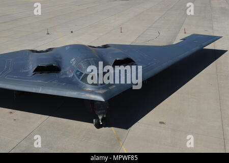 Northrop Grumman B-2A Spirit ist ein strategischer Tarnbomber der United States Air Force, der für Langstreckenangriffe und nukleare Abschreckung entwickelt wurde. Das Archivbild zeigt die Flugzeuge 88-0331, Spirit of South Carolina, die dem 509th Bomb Wing zugewiesen wurden und 2017 auf der Tinker Air Force Base in Oklahoma geparkt waren. Stockfoto