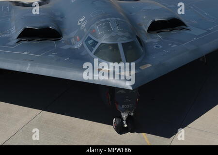 Northrop Grumman B-2A Spirit ist ein strategischer Tarnbomber der United States Air Force, der für Langstreckenangriffe und nukleare Abschreckung entwickelt wurde. Das Archivbild zeigt die Flugzeuge 88-0331, Spirit of South Carolina, die dem 509th Bomb Wing zugewiesen wurden und 2017 auf der Tinker Air Force Base in Oklahoma geparkt waren. Stockfoto