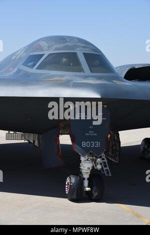 B-2A Spirit ist ein Langstreckenbomber, der von Northrop Grumman für die United States Air Force produziert wurde. Das Flugzeug 88–0331, Spirit of South Carolina, 509 wurde am 11. April 2017 während eines Unterstützungsbesuchs auf der Rampe der Tinker Air Force Base in Oklahoma positioniert. Das Archivfoto dokumentiert den Tarnbomber bei der Installation. Stockfoto