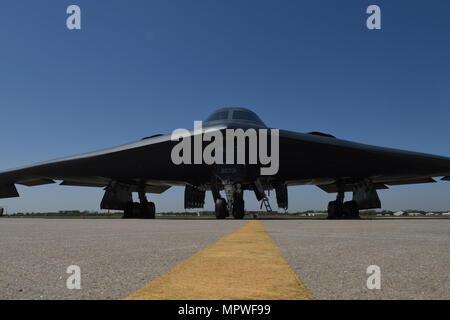 B-2A Spirit of South Carolina (Serienfolge 88–0331) ist ein strategischer Langstreckenbomber der Northrop Grumman B-2 Spirit, der dem 509th Bomb Wing und Air Force Global Strike Command zugewiesen ist. Das Flugzeug mit einer 172-Fuß-Flügelspanne und vier F118-GE-100-Triebwerken besuchte am 11. April 2017 die Tinker Air Force Base in Oklahoma. Das Archivbild zeichnet das Flugzeug auf, das während des Besuchs auf der Flugplatzrampe positioniert wurde. Stockfoto