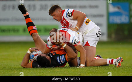 Castleford Tiger Matt Cook durch St Helens Roby und Morgan James Knowles während der Betfred Super League Match auf dem Weg der Besserung - A - Schlauch Dschungel, Castleford in Angriff genommen. Stockfoto