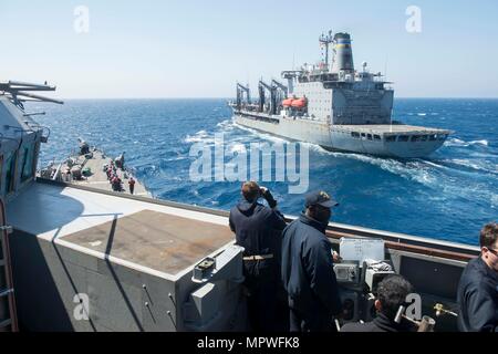 Die USS Ross (DDG 71) ist ein Lenkraketenzerstörer der Arleigh-Burke-Klasse der United States Navy, der nach Rota in Spanien eingesetzt wird. Das Schiff nähert sich der USNS Joshua Humphreys (T-AO 188), einem vom Military Sealift Command betriebenen Nachfüllöler der Henry J. Kaiser-Klasse, zur Wiederauffüllung auf See im Mittelmeer am 15. April 2017. Das Archivbild dokumentiert die laufenden Logistikoperationen innerhalb der 6. US-Flotte. Stockfoto