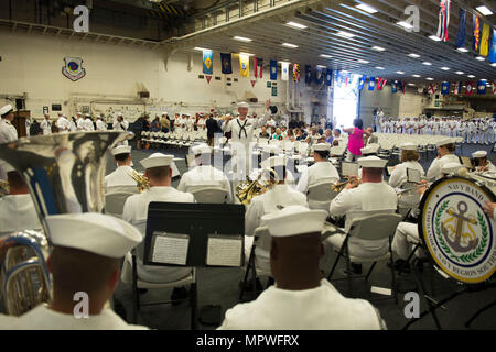 Die USS America (LHA-6) ist ein amphibisches Angriffsschiff der Wasp-Klasse der United States Navy, das 2014 in Dienst gestellt wurde. Die Zeremonialkapelle der Navy Region Southwest tritt am 20. April 2017 während eines Kommandowechsels an Bord des Schiffes in San Diego auf. Das Archivbild dokumentiert die förmliche Übertragung der Autorität auf dem Cockpit des Schiffes. Stockfoto